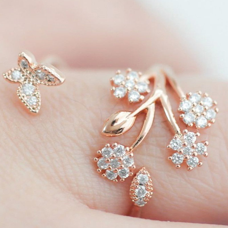 Ring with a plant motif