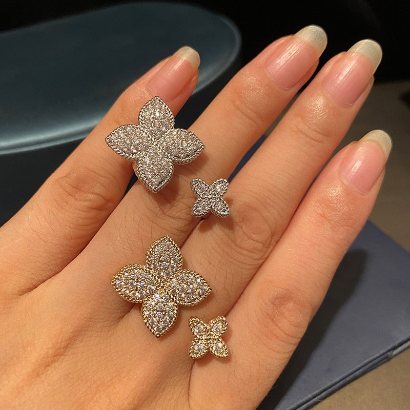 Ring with a flower motif
