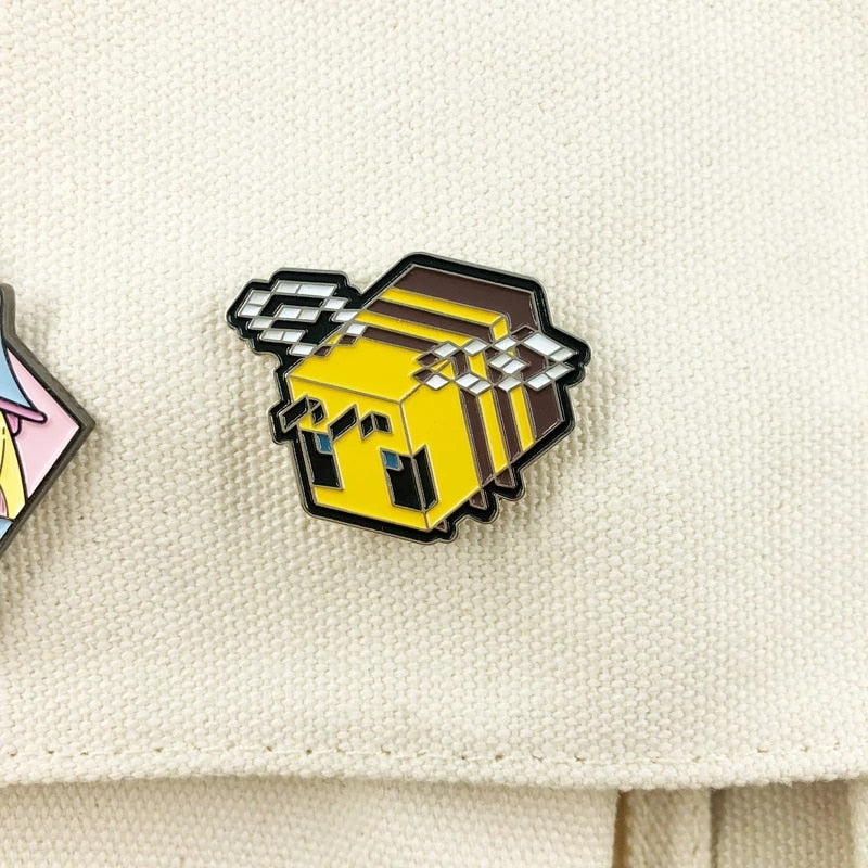 Pin - pixelated bee