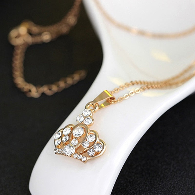 Jewelry set with a crown motif