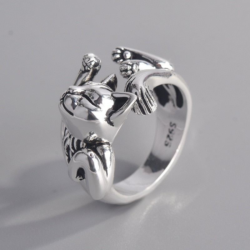 Ring with a cat motif