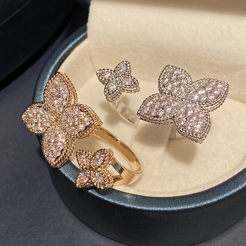 Ring with a flower motif