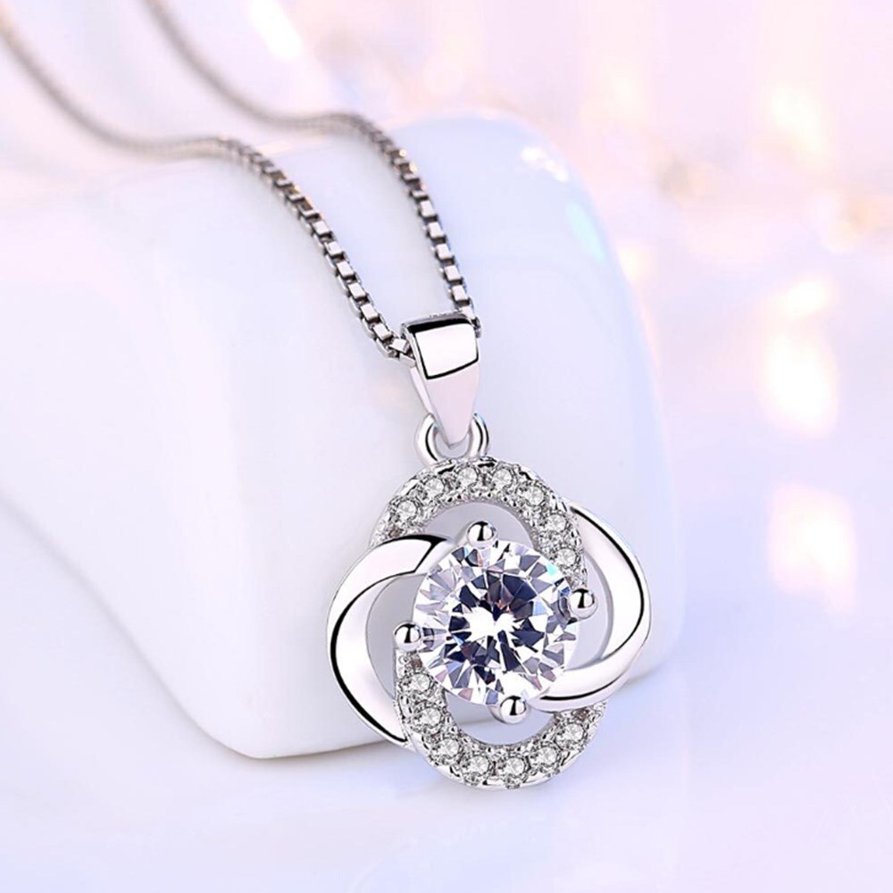 Necklace with zircons