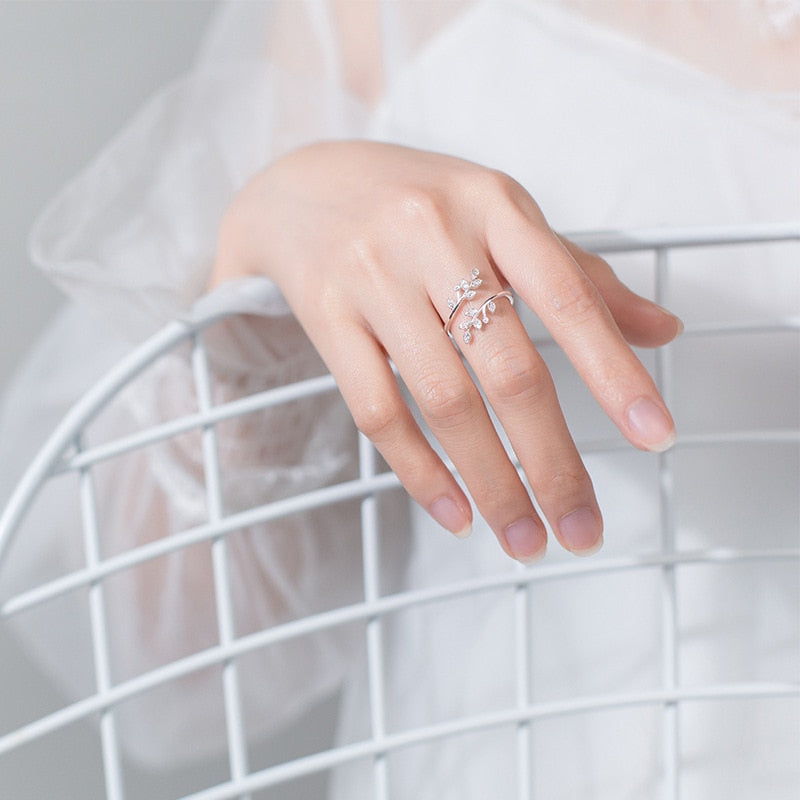Ring with a leaf motif
