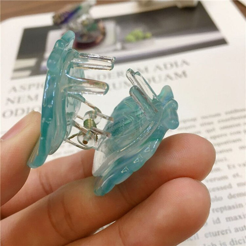 Hair clip in the shape of a seashell