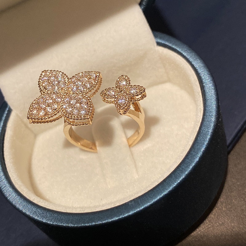 Ring with a flower motif