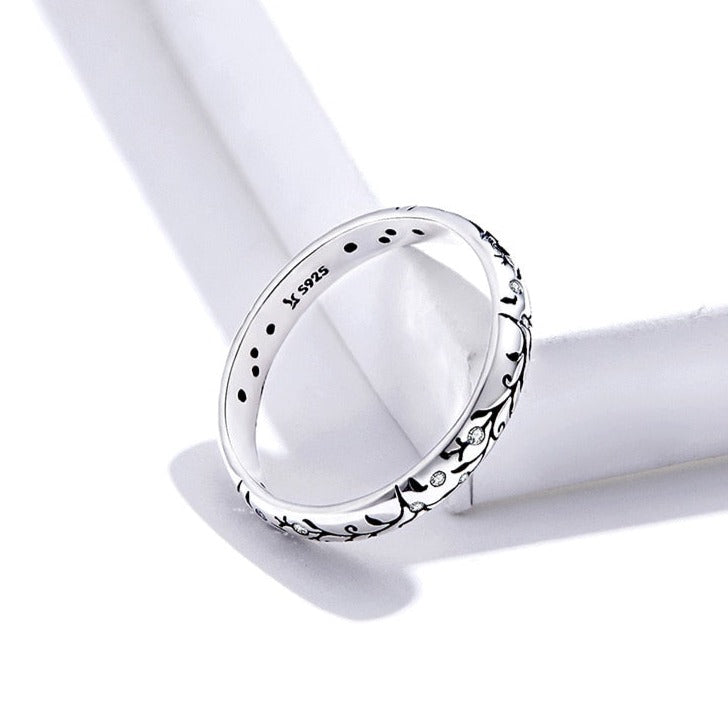 Leaf motif ring
