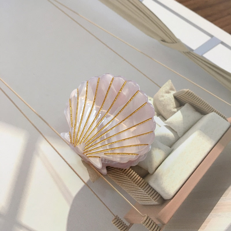 Hair clip in the shape of a seashell