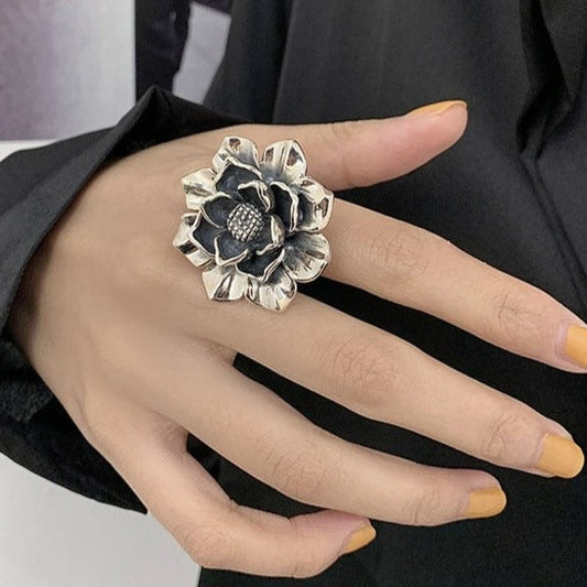 Ring with a floral motif