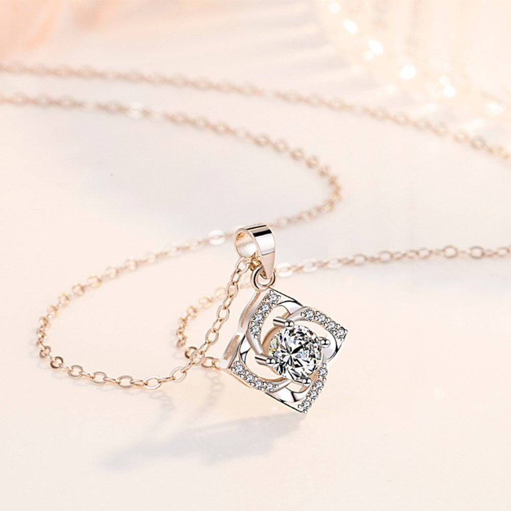 Necklace with a flower motif