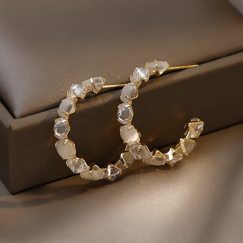 Round earrings with stones