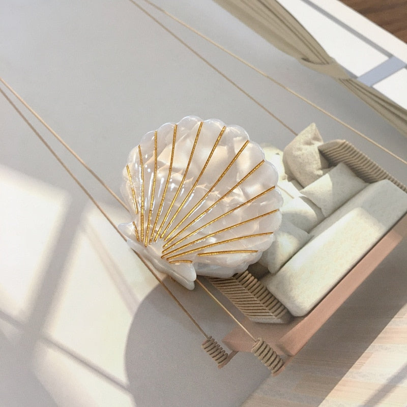 Hair clip in the shape of a seashell
