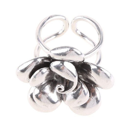 Ring with a floral motif