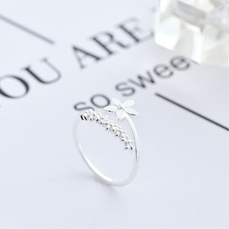 Open ring with a flower