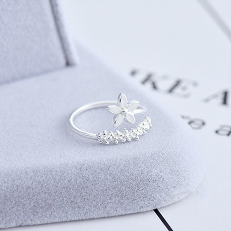 Open ring with a flower