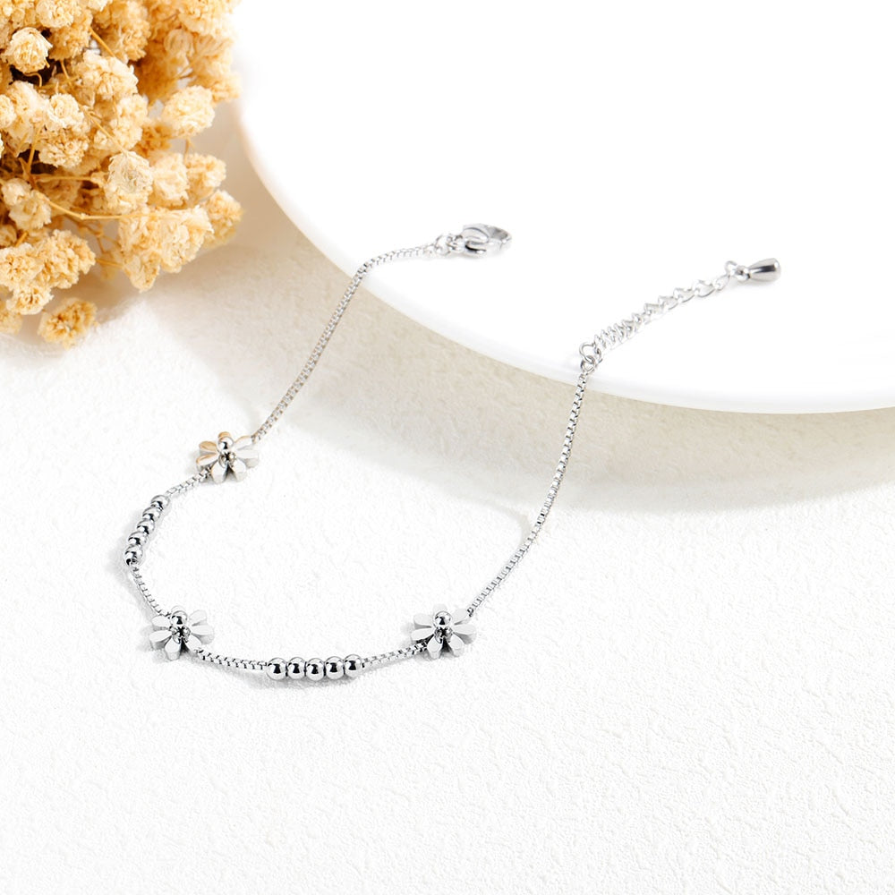 Minimalistic bracelet with flowers