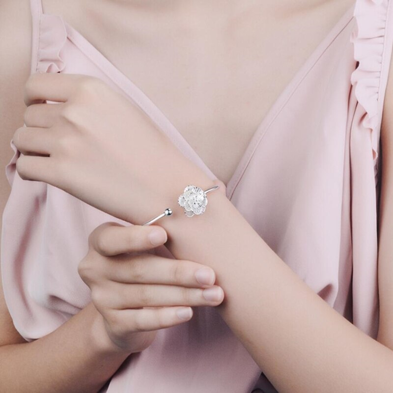 Bracelet with a flower