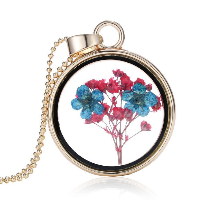 Necklace with a dried flower