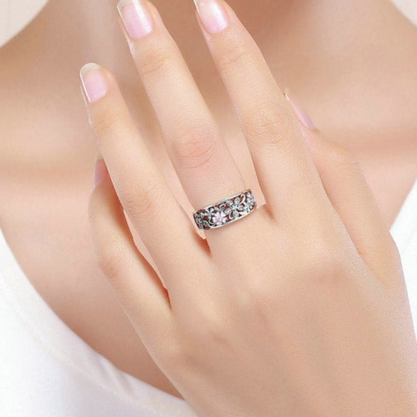 Openwork ring with flowers