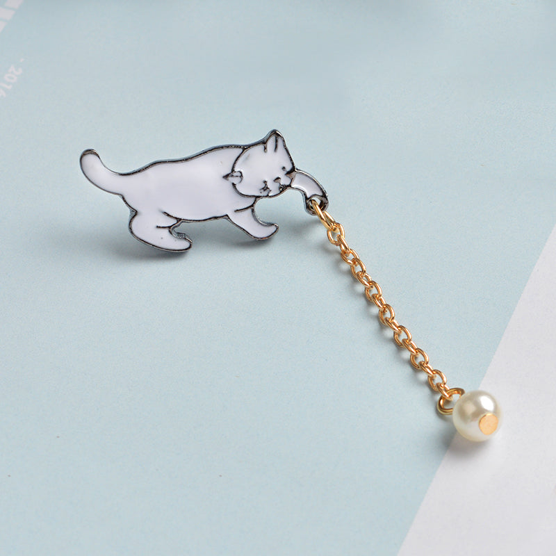 Pin with a chain - kitten with a pearl