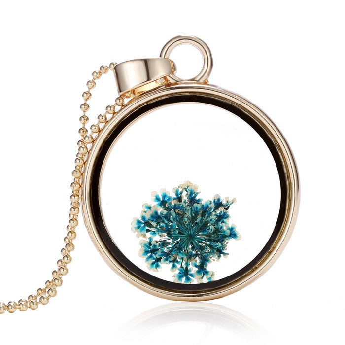 Necklace with a dried flower