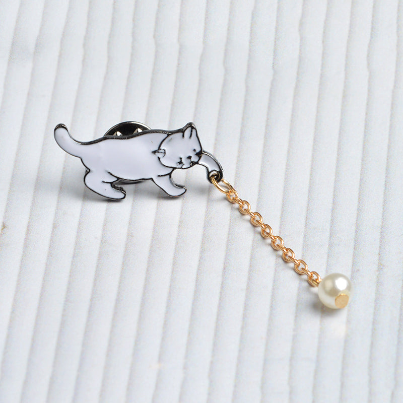 Pin with a chain - kitten with a pearl