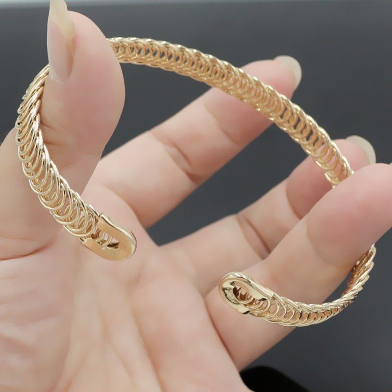 Bracelet with a round weave
