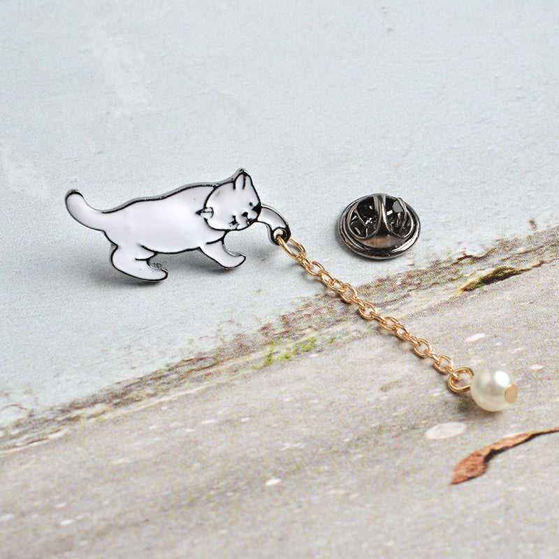 Pin with a chain - kitten with a pearl