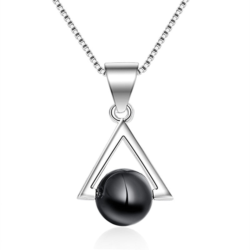 Set with a geometric motif