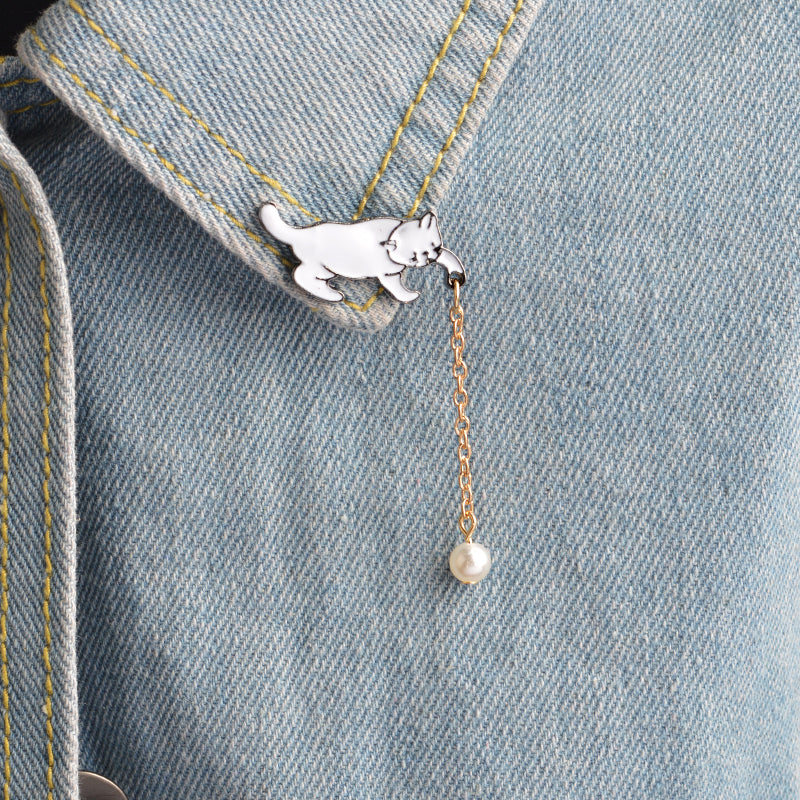 Pin with a chain - kitten with a pearl