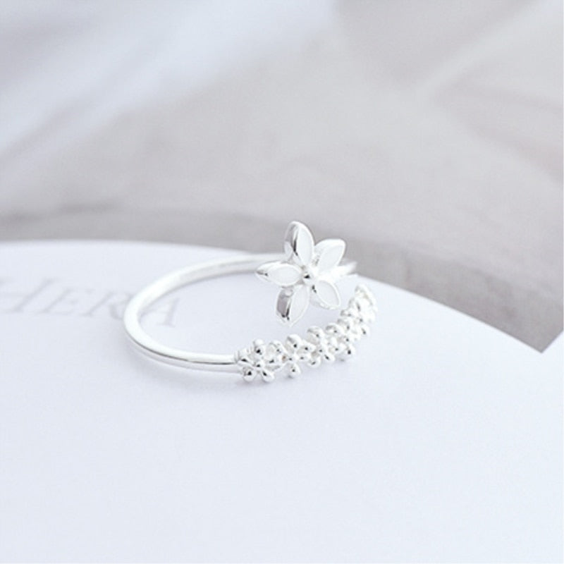 Open ring with a flower