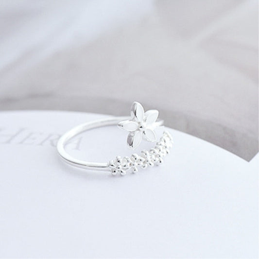 Open ring with a flower