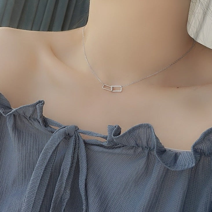 Necklace with zircons