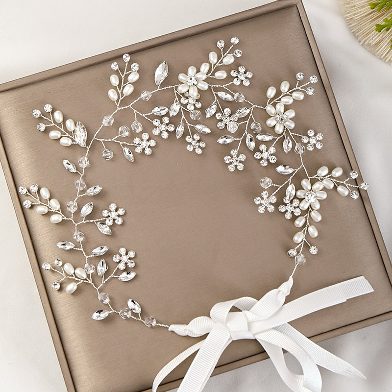 Hairband with zircons with a motif of leaves
