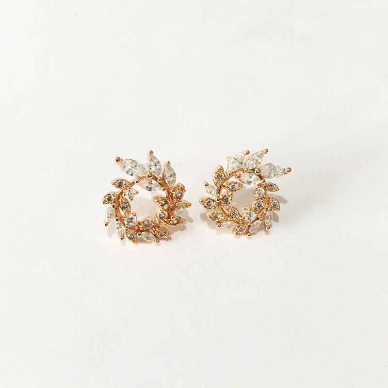 Round earrings with zirconia