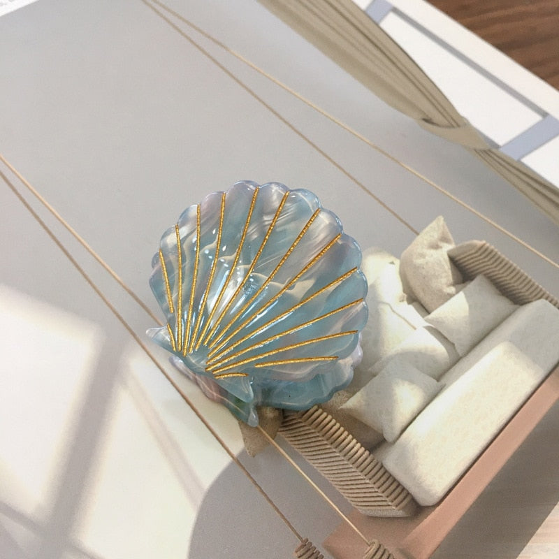 Hair clip in the shape of a seashell