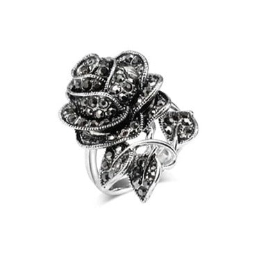 Ring with a rose motif
