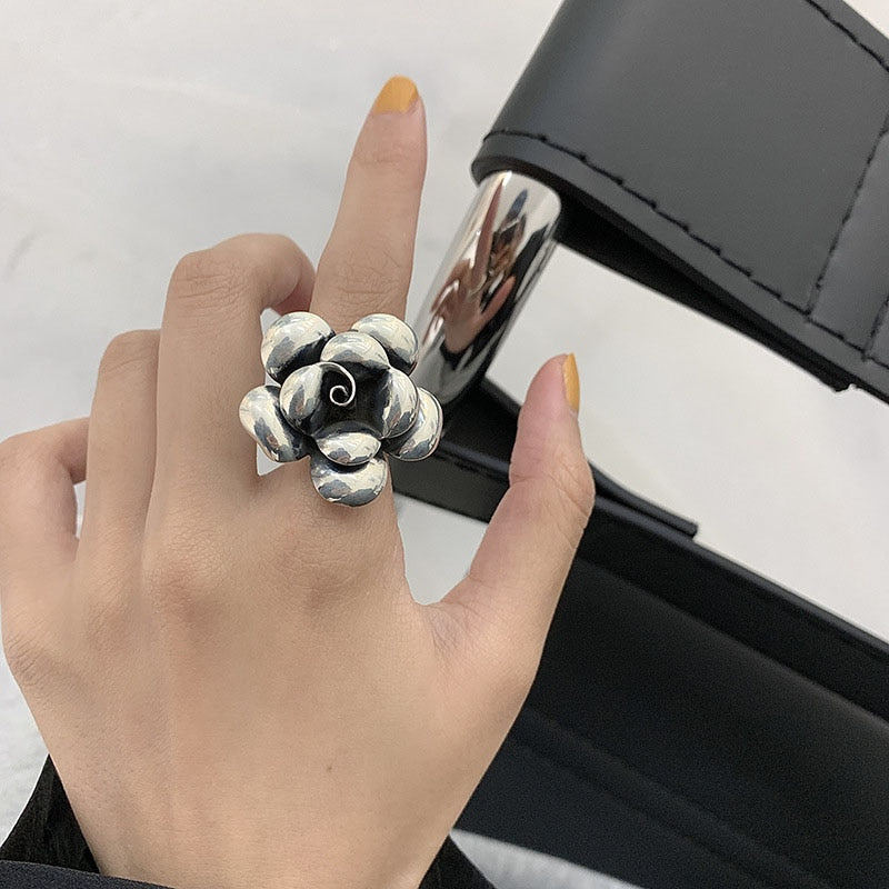 Ring with a floral motif