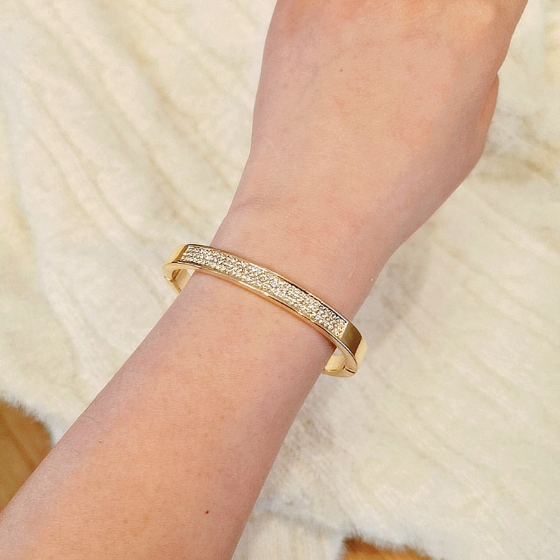 Round minimalist bracelet