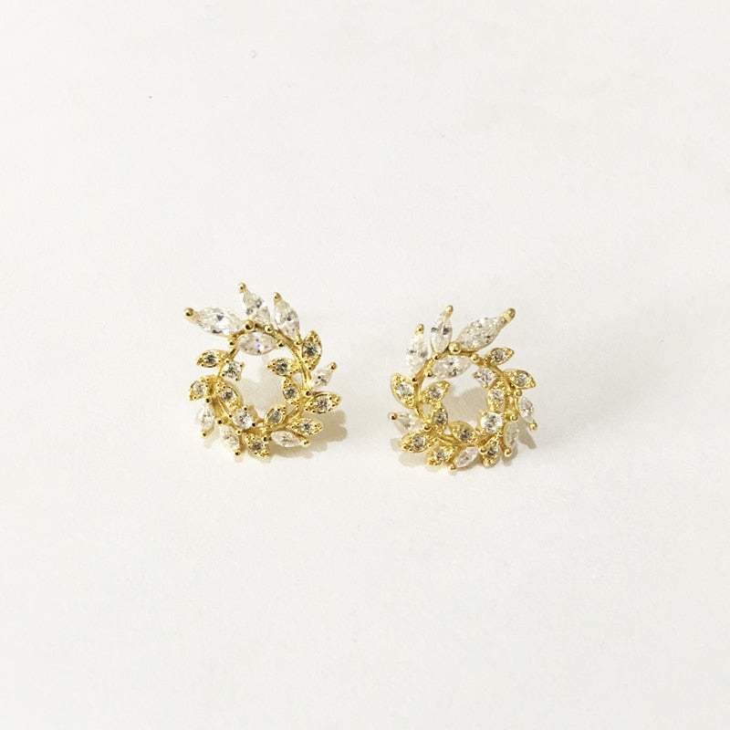 Round earrings with zirconia