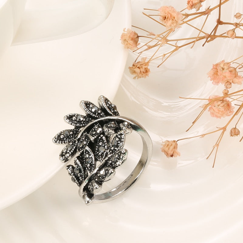 Ring with a plant motif