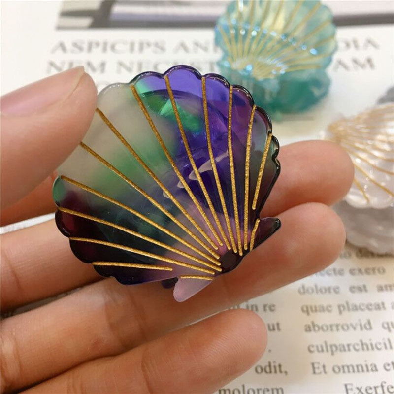 Hair clip in the shape of a seashell