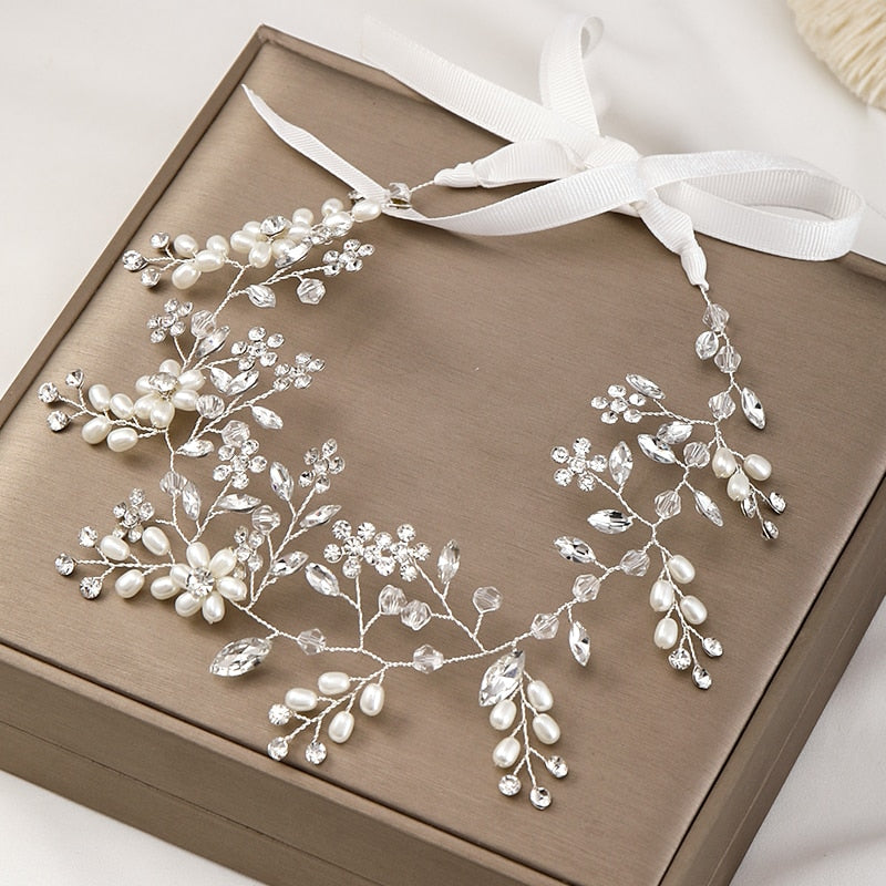 Hairband with zircons with a motif of leaves