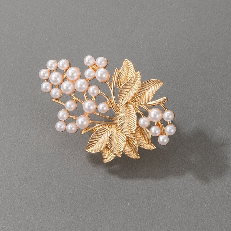 Ring with a leaf motif