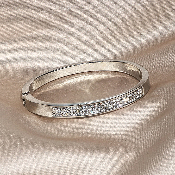 Round minimalist bracelet
