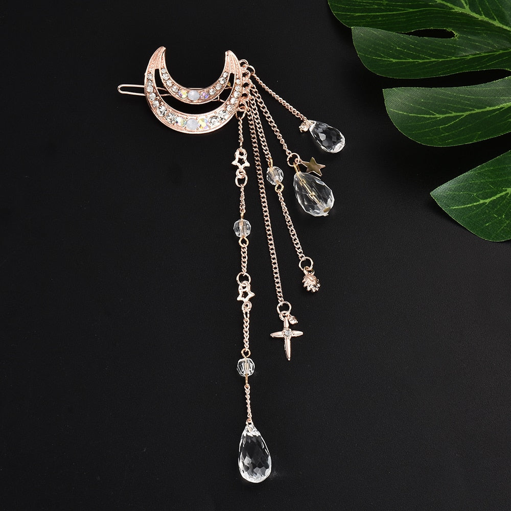 Moon-shaped hair clip with hanging beads