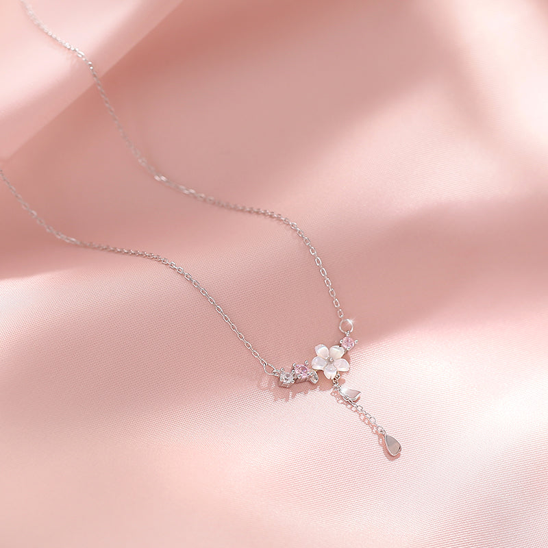 Delicate necklace with a flower motif
