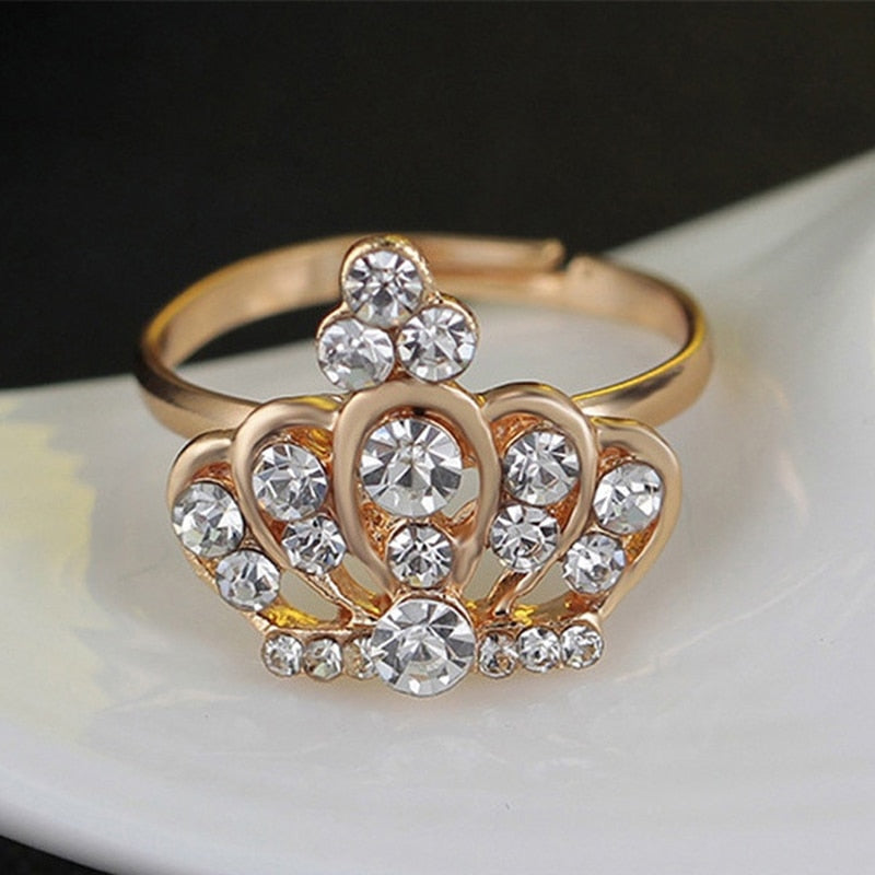 Jewelry set with a crown motif