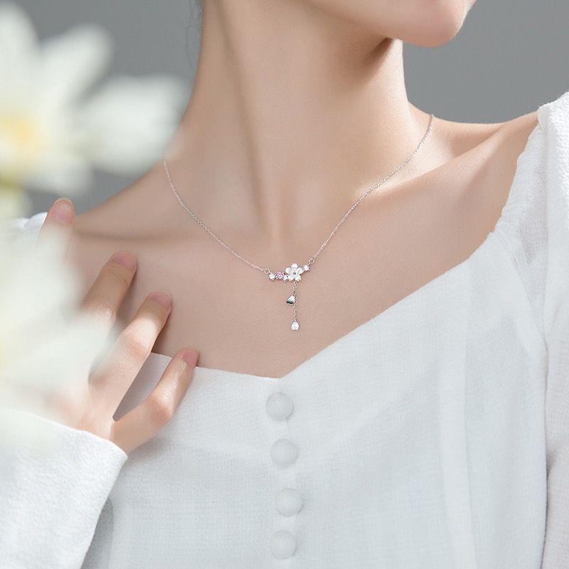 Delicate necklace with a flower motif