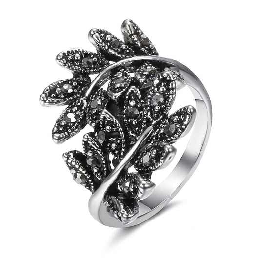 Ring with a plant motif